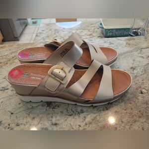 Baretraps Women's Gold Sandels NWT 10 Extreme Comfort